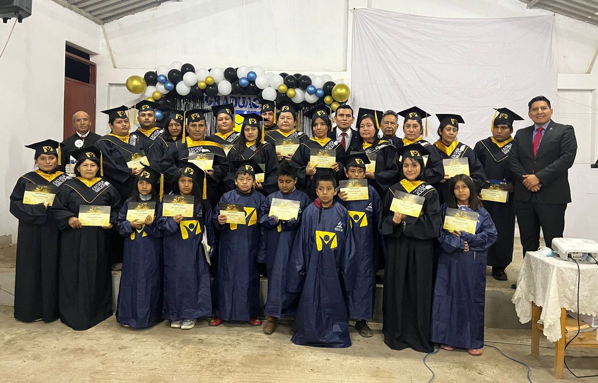 NuevoTiempoPeru's tweet photo. 🎉 ¡45 graduados de Escuela Bíblica en Virú!

💛 Un gran grupo de estudiantes de la Biblia están listos para dar el siguiente paso en la fe. 

🌱 Estas son las bendiciones de un lindo ministerio que está liderando el pr. Javier Cabrera en la Asociación Nor Oriental del Perú. 🇵🇪 https://t.co/z4RPZzoWB0