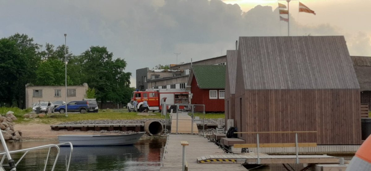 enguresbub's tweet photo. 30.05.2024 – plkst. 19:01 saņēmām izsaukumu no Engures Ostas, kur sūces rezultātā pie piestātnēm grima jahta. Devāmies izsaukumā vienas autocisternas un septiņu cilvēku sastāvā, atsūknējām ūdeni no jahtas, izmantojot motorsūkni, un novērsām sūci. https://t.co/YhP0UmFf85