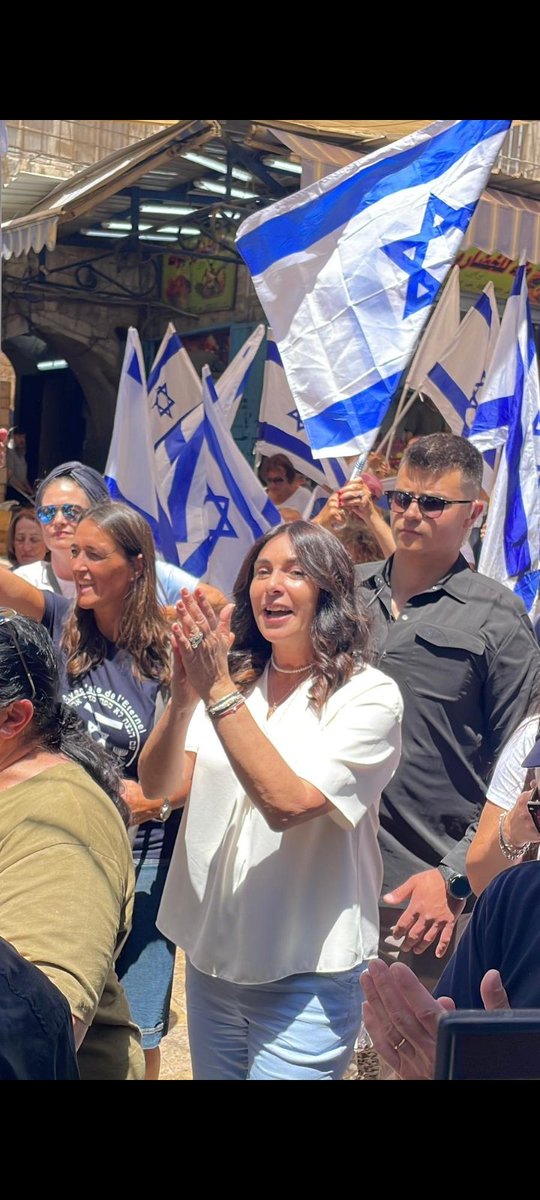 restart_israel's tweet photo. אין צפון, תרקדו.

זה מה שעושים השר לביטחון פנים, שרת התחבורה ושר האוצר שלנו בזמן שהמדינה בוערת. לא כמאטפורה, אשכרה בוערת. https://t.co/czStHrZXuI