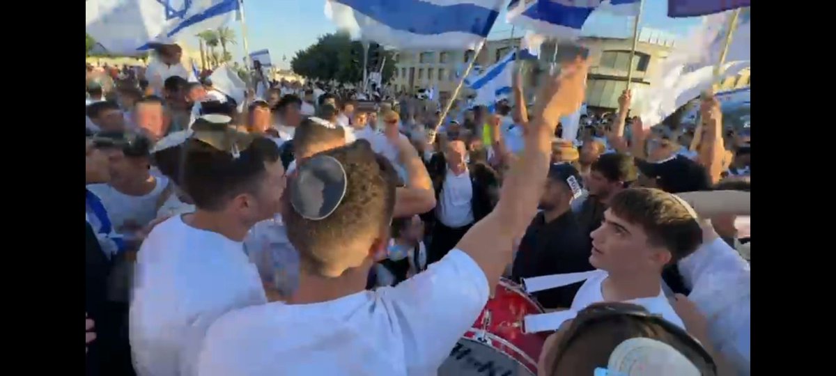 restart_israel's tweet photo. אין צפון, תרקדו.

זה מה שעושים השר לביטחון פנים, שרת התחבורה ושר האוצר שלנו בזמן שהמדינה בוערת. לא כמאטפורה, אשכרה בוערת. https://t.co/czStHrZXuI