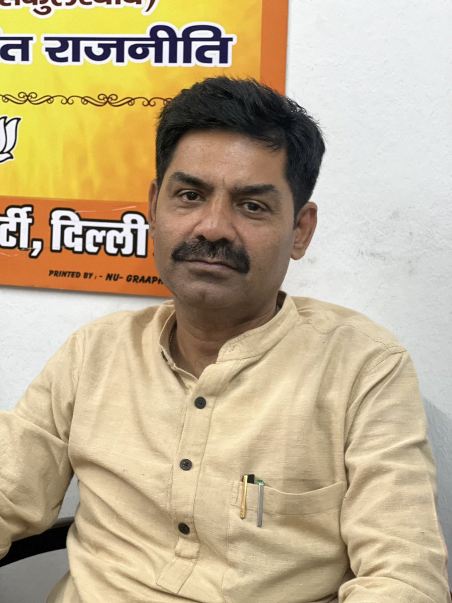 shubhendubjp's tweet photo. (किसी कवि की कविता , पर प्रासंगिक)

हे राम दुबारा मत आना 
अब यहाँ लखन हनुमान नही।।

सौ करोड़ इन मुर्दों में 
अब बची किसी में जान नहीं।।

भाईचारे के चक्कर में,
बहनों कि इज्जत का भान नहीं।।

इतिहास थक गया रो-रोकर,
अब भगवा का अभिमान नहीं।।

याद इन्हें बस अकबर है,
उस राणा का बलिदान नही।।

हल्दीघाटी सुनसान हुई,
अब चेतक का तूफान नही।।

हिन्दू भी होने लगे दफन,
अब जलने को शमसान नहीं।।

विदेशी धरम ही सबकुछ है,
सनातन का सम्मान नही।।

हिन्दू बँट गया जातियों में,
अब होगा यूँ कल्याण नहीं।।

खतरे में हैं सिंह सावक,
इसका उनको कुछ ध्यान नहीं।।

चहुँ ओर सनातन लज्जित है,
कुछ मिलता है परिणाम नहीं।।

वीर शिवा की कूटनीति,
और राणा का अभिमान नही।।

जो चुना दिया दीवारों में,
 गुरु पुत्रों का सम्मान नही।।

हे राम दुबारा मत आना,
अब यहाँ लखन हनुमान नही।।

आपका अपना 

शुभेन्दु शेखर अवस्थी 
प्रवक्ता-भाजपा दिल्ली प्रदेश 
9810397005
shubhbjp@gmail.com
https://t.co/uz2WFkGBWZ
https://t.co/QYzIhuJdzI
https://t.co/i103BoNZUM https://t.co/f1I5GWnAib
