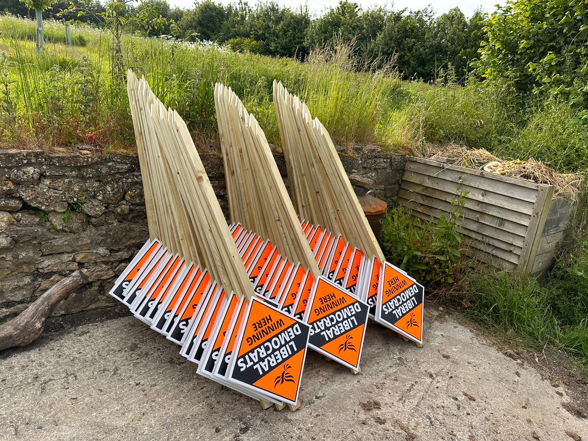 EdwardMorelloWD's tweet photo. We have 100 band new @LibDems signs ready to go. If you would like one in your garden you can request one at https://t.co/ZFOWi3ujHB https://t.co/Um5WBf5nx1