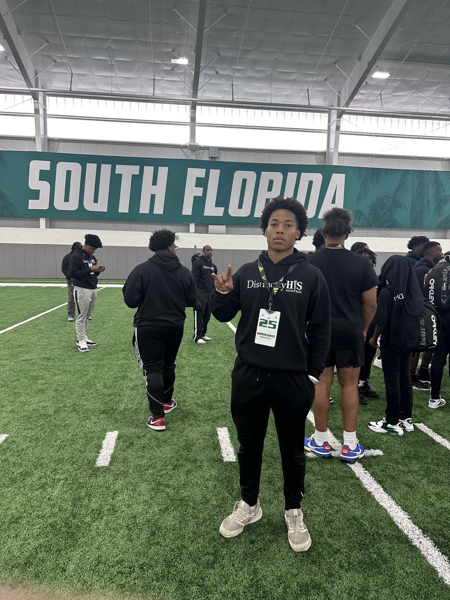 AndrewEarls10's tweet photo. Appreciate @COACH_THOMSON and his crew for the hospitality and campus tour!#SouthFlorida  #DistinctlyHisCollegeTour https://t.co/Ed1305ua4a