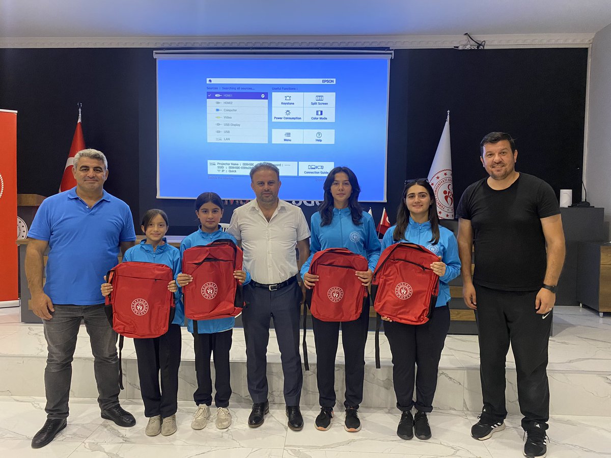 Valimiz Sayın Gökmen Çiçek'in talimatları doğrultusunda İl Müdürümüz Ali İhsan Kabakcı'dan Eşofman takımlarımızı aldık Valimiz Sayın Gökmen Çiçek'e ve İl Müdürümüz Ali İhsan Kabakcı'ya teşekkür ediyoruz. <a href="/KABAKCI46/">Ali İhsan Kabakcı</a>  <a href="/gokmen_cicek_/">Gökmen Çiçek</a> <a href="/ali__kayseri/">Ali KILIÇ</a> <a href="/buzkayaali/">Ali BUZKAYA</a> <a href="/ahmetin38/">ahmetin</a>