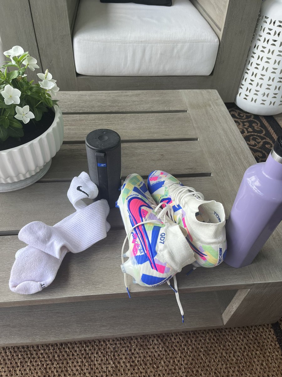 What a sight.
After hitting legs and doing some mobility then visualization work I am getting ready to do light skill work given I am still limited from my foot injury
💕GD7💕