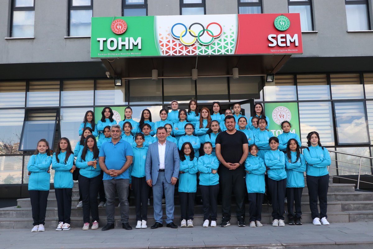 Valimiz Sayın Gökmen Çiçek'in talimatları doğrultusunda İl Müdürümüz Ali İhsan Kabakcı'dan Eşofman takımlarımızı aldık Valimiz Sayın Gökmen Çiçek'e ve İl Müdürümüz Ali İhsan Kabakcı'ya teşekkür ediyoruz. <a href="/KABAKCI46/">Ali İhsan Kabakcı</a>  <a href="/gokmen_cicek_/">Gökmen Çiçek</a> <a href="/ali__kayseri/">Ali KILIÇ</a> <a href="/buzkayaali/">Ali BUZKAYA</a> <a href="/ahmetin38/">ahmetin</a>