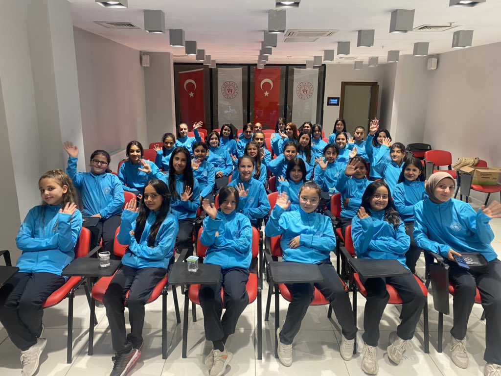 Valimiz Sayın Gökmen Çiçek'in talimatları doğrultusunda İl Müdürümüz Ali İhsan Kabakcı'dan Eşofman takımlarımızı aldık Valimiz Sayın Gökmen Çiçek'e ve İl Müdürümüz Ali İhsan Kabakcı'ya teşekkür ediyoruz. <a href="/KABAKCI46/">Ali İhsan Kabakcı</a>  <a href="/gokmen_cicek_/">Gökmen Çiçek</a> <a href="/ali__kayseri/">Ali KILIÇ</a> <a href="/buzkayaali/">Ali BUZKAYA</a> <a href="/ahmetin38/">ahmetin</a>  <a href="/OA_BAK/">Dr. Osman Aşkın Bak</a>