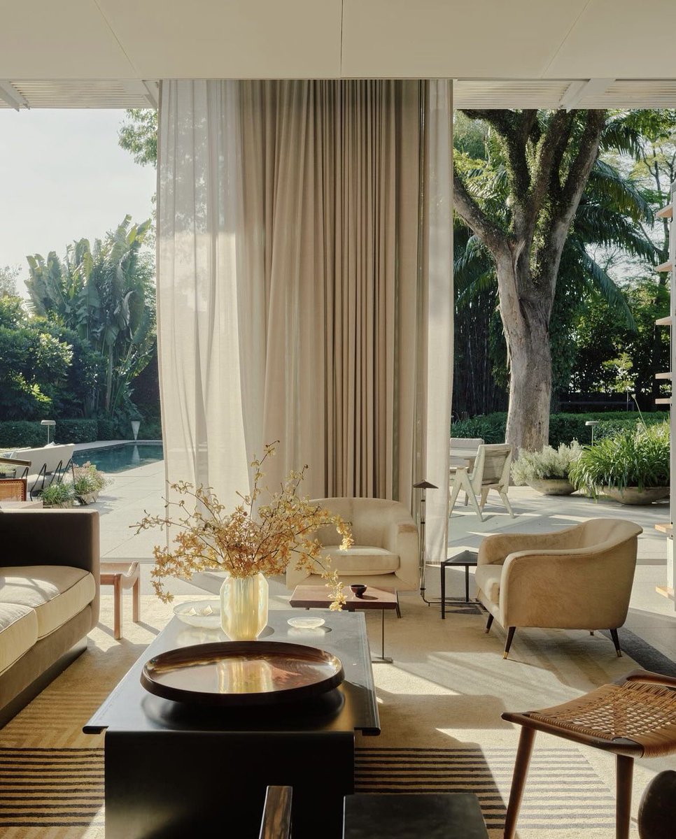 NATALIALABEL's tweet image. This Brazilian modernist home has my entire heart.