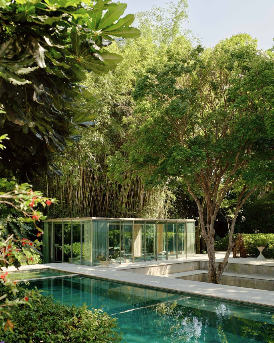 NATALIALABEL's tweet image. This Brazilian modernist home has my entire heart.