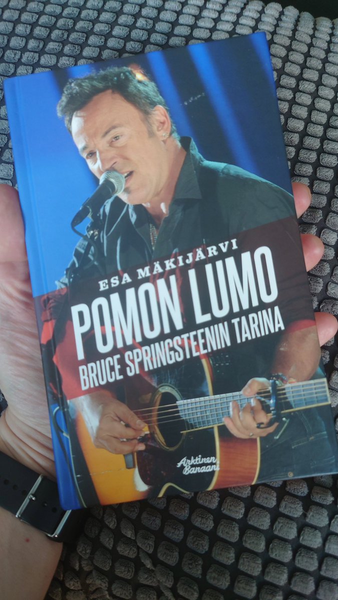 SanttuPV's tweet photo. Luettu @marstravolta'n erinomainen 'Pomon lumo'. Kerrassaan hämmentävän kattava ja perusteltu katsaus Pomon uraan, levyihin, persoonaan, myös sen erinäisiin ristiriitoihin. Hieno kuvaus artistista eri aikakausilla👍. #brucespringsteen #lukuhommat https://t.co/g0vAgjiWrd