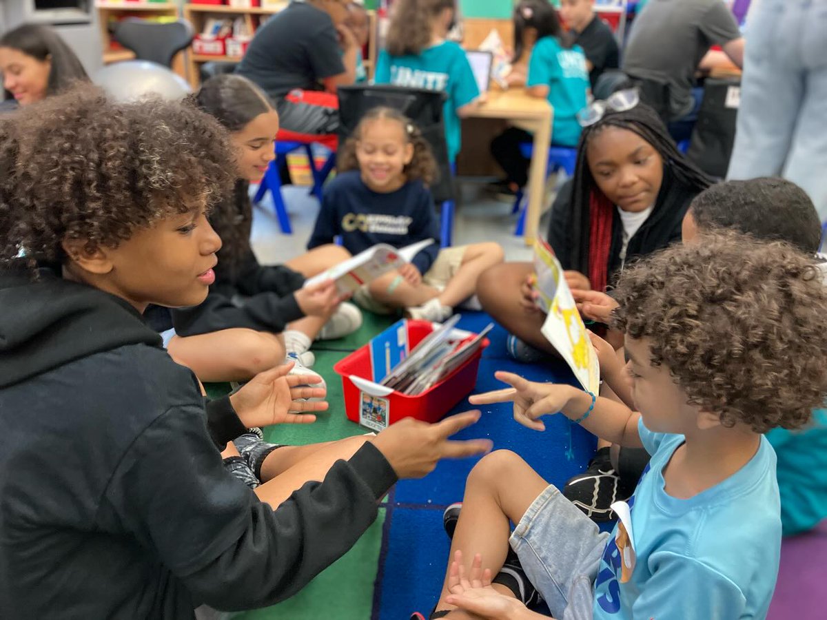 KIPPNYC's tweet photo. 📚 #StoryTime! 📚 
Students from KIPP Beyond Middle School recently took a trip to read to their #Harlem neighbors at KIPP Infinity Elementary. 
#Literacy #KIPPBeyond #KIPPInfinity https://t.co/UBZ9zXIVwD