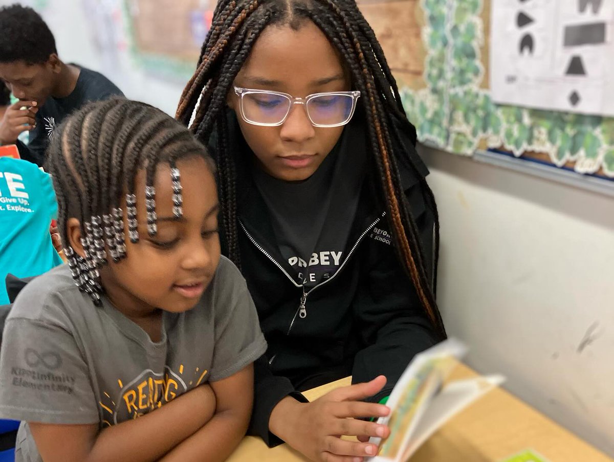 KIPPNYC's tweet photo. 📚 #StoryTime! 📚 
Students from KIPP Beyond Middle School recently took a trip to read to their #Harlem neighbors at KIPP Infinity Elementary. 
#Literacy #KIPPBeyond #KIPPInfinity https://t.co/UBZ9zXIVwD