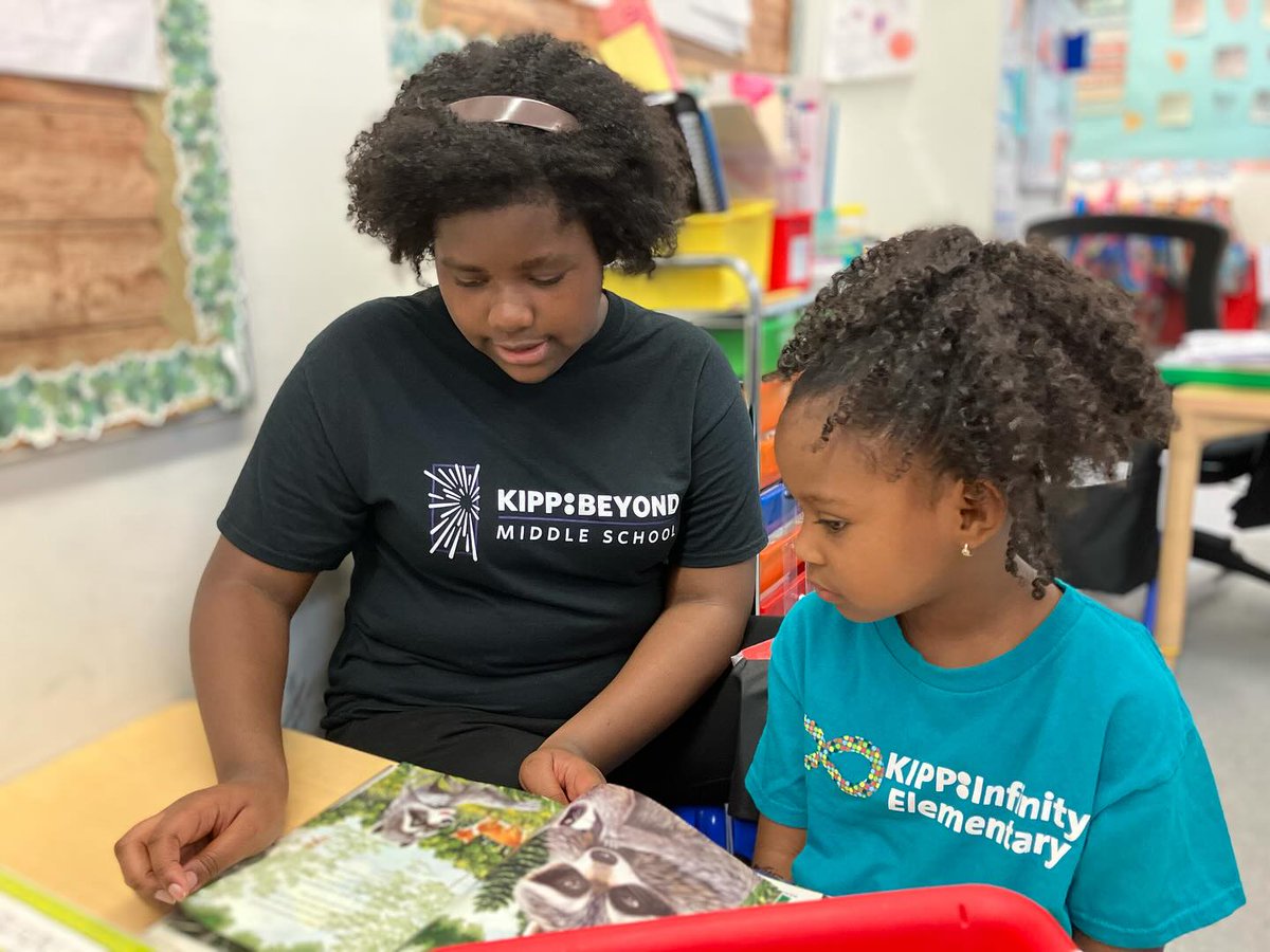 KIPPNYC's tweet photo. 📚 #StoryTime! 📚 
Students from KIPP Beyond Middle School recently took a trip to read to their #Harlem neighbors at KIPP Infinity Elementary. 
#Literacy #KIPPBeyond #KIPPInfinity https://t.co/UBZ9zXIVwD