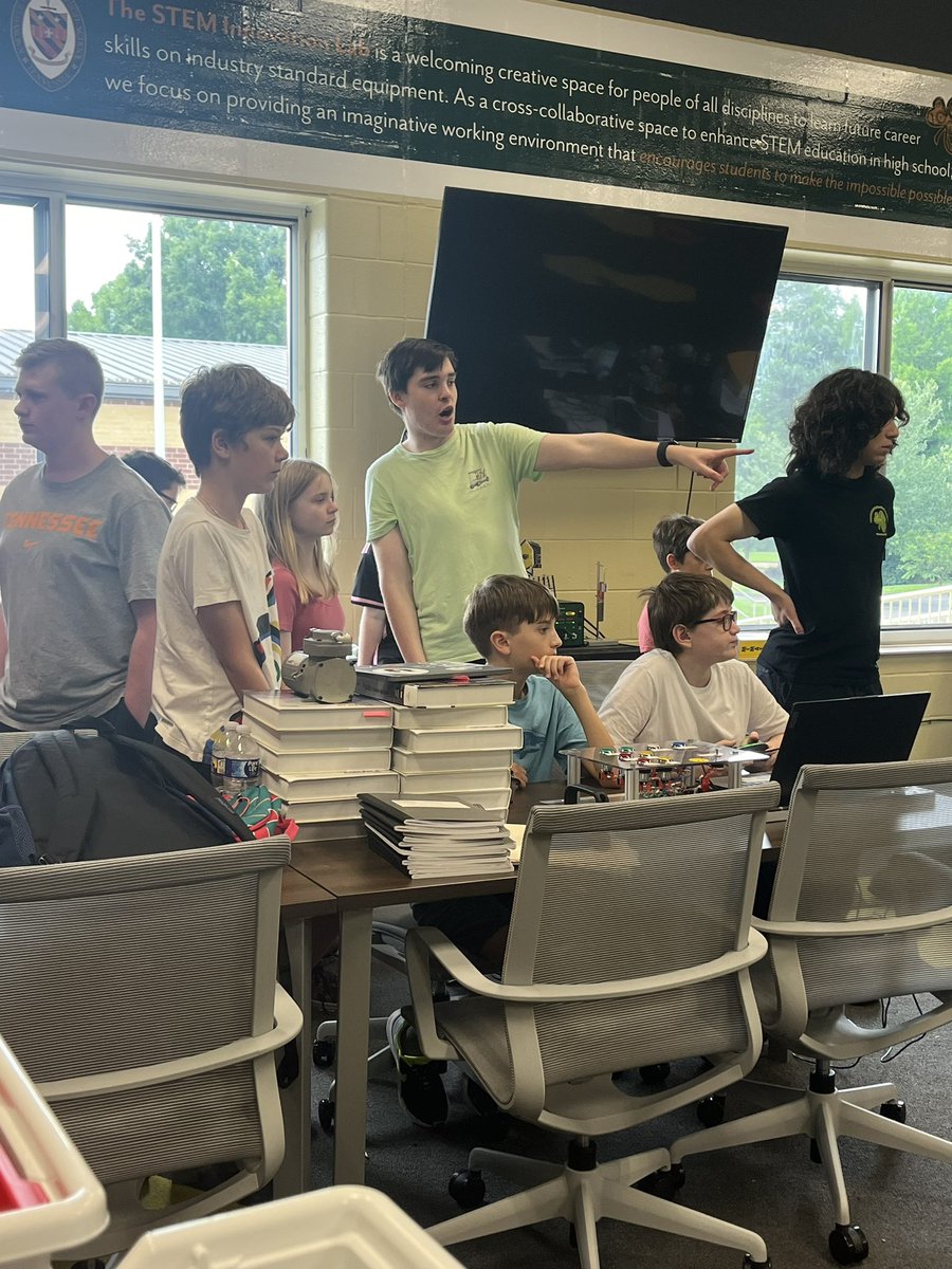 KCHS Robotichauns tweet media