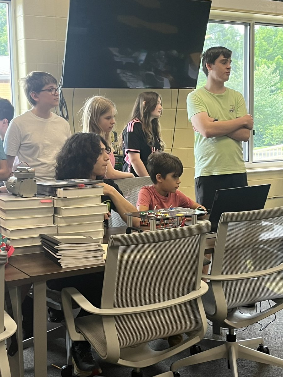 KCHS Robotichauns tweet media