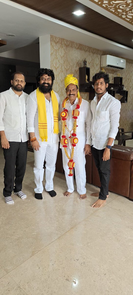 reddychandutdp's tweet photo. ఏలూరు జిల్లా తెలుగుదేశంపార్టీ అధ్యక్షులు గన్ని వీరాంజనేయులు గారు ఆధ్వర్యంలోకూటమి అభ్యర్థులు విజయదుందుభి మోగించిన సందర్భంగా మర్యాదపూర్వకంగా కలిసి శుభాకాంక్షలు తెలియజేయడం జరిగింది

రెడ్డి చందు
ఏలూరు జిల్లా తెలుగుయువత అధ్యక్షులు

#TDPWinning #TDPVictory #TDPTwitter #TDPEluruDistrict https://t.co/ZI3R1DQT0F