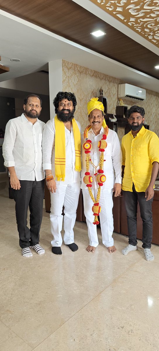 reddychandutdp's tweet photo. ఏలూరు జిల్లా తెలుగుదేశంపార్టీ అధ్యక్షులు గన్ని వీరాంజనేయులు గారు ఆధ్వర్యంలోకూటమి అభ్యర్థులు విజయదుందుభి మోగించిన సందర్భంగా మర్యాదపూర్వకంగా కలిసి శుభాకాంక్షలు తెలియజేయడం జరిగింది

రెడ్డి చందు
ఏలూరు జిల్లా తెలుగుయువత అధ్యక్షులు

#TDPWinning #TDPVictory #TDPTwitter #TDPEluruDistrict https://t.co/ZI3R1DQT0F