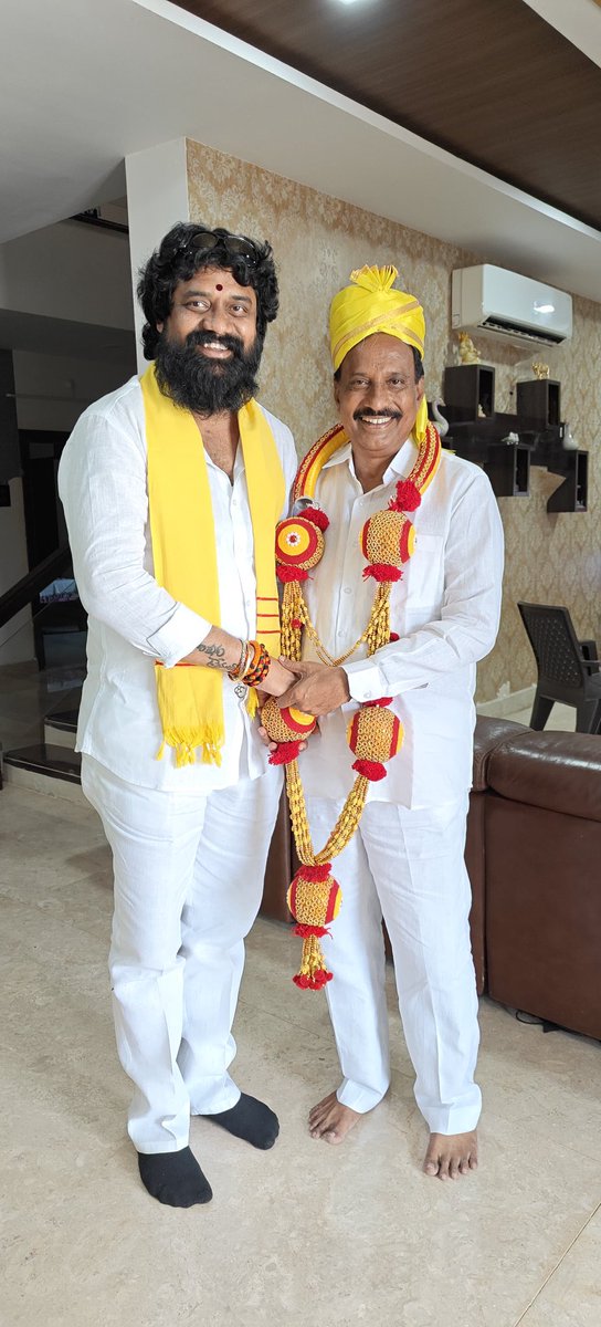 reddychandutdp's tweet photo. ఏలూరు జిల్లా తెలుగుదేశంపార్టీ అధ్యక్షులు గన్ని వీరాంజనేయులు గారు ఆధ్వర్యంలోకూటమి అభ్యర్థులు విజయదుందుభి మోగించిన సందర్భంగా మర్యాదపూర్వకంగా కలిసి శుభాకాంక్షలు తెలియజేయడం జరిగింది

రెడ్డి చందు
ఏలూరు జిల్లా తెలుగుయువత అధ్యక్షులు

#TDPWinning #TDPVictory #TDPTwitter #TDPEluruDistrict https://t.co/ZI3R1DQT0F
