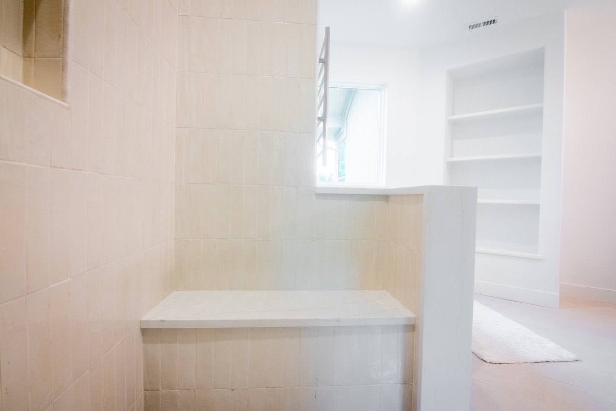 stonevisionllc's tweet photo. Transform your bathroom into an oasis with the timeless elegance of quartz. Check out one of our recent projects, where this sleek, durable surface adds a touch of luxury and tranquility, making every visit a rejuvenating experience. https://t.co/HbMH5SBvVg