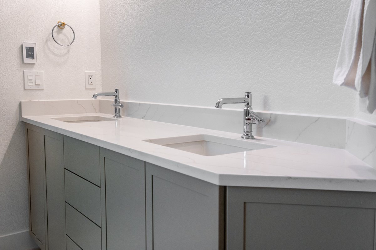 stonevisionllc's tweet photo. Transform your bathroom into an oasis with the timeless elegance of quartz. Check out one of our recent projects, where this sleek, durable surface adds a touch of luxury and tranquility, making every visit a rejuvenating experience. https://t.co/HbMH5SBvVg