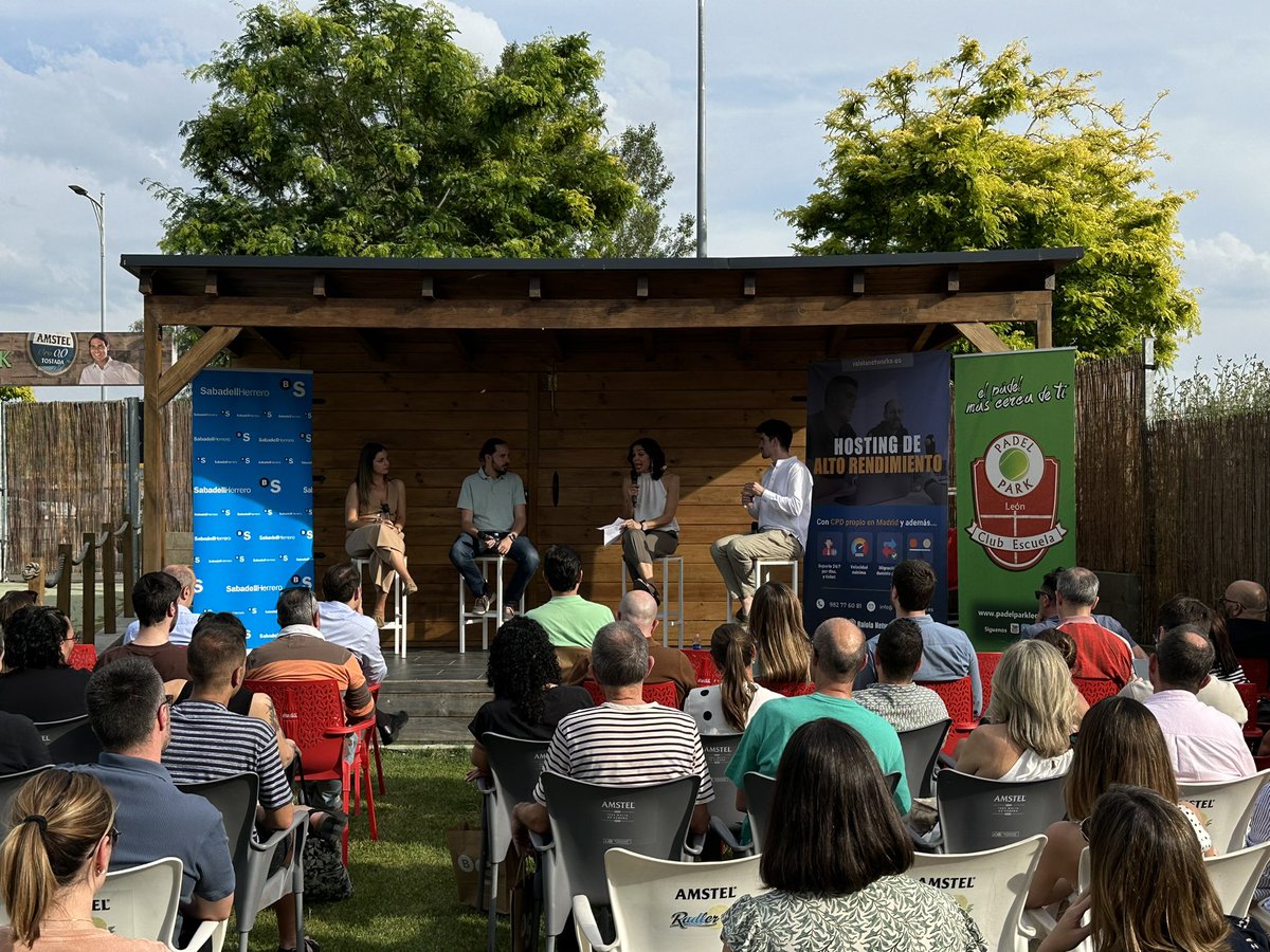 LeonWordPress's tweet photo. @RaiolaNetworks @Meetup @BancoSabadell @MeetupES 🚀¡COMENZAMOS! Las bases para montar y escalar tu eCommerce desde 0 con Ruth de Vinistas, Víctor Juárez de @craftelier, María de @BancoSabadell y Jorge de Mineral Prime. https://t.co/tGhl7t3TV5