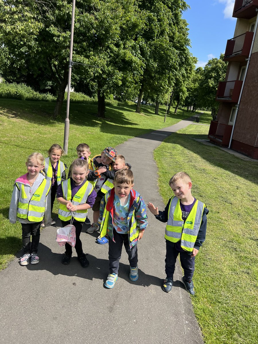 Lots of fun for some of the purple and pink groups today at Zetland Park! We had lots of fun at the park, having a picnic and a game of football before we got caught in the rain! 🌧️