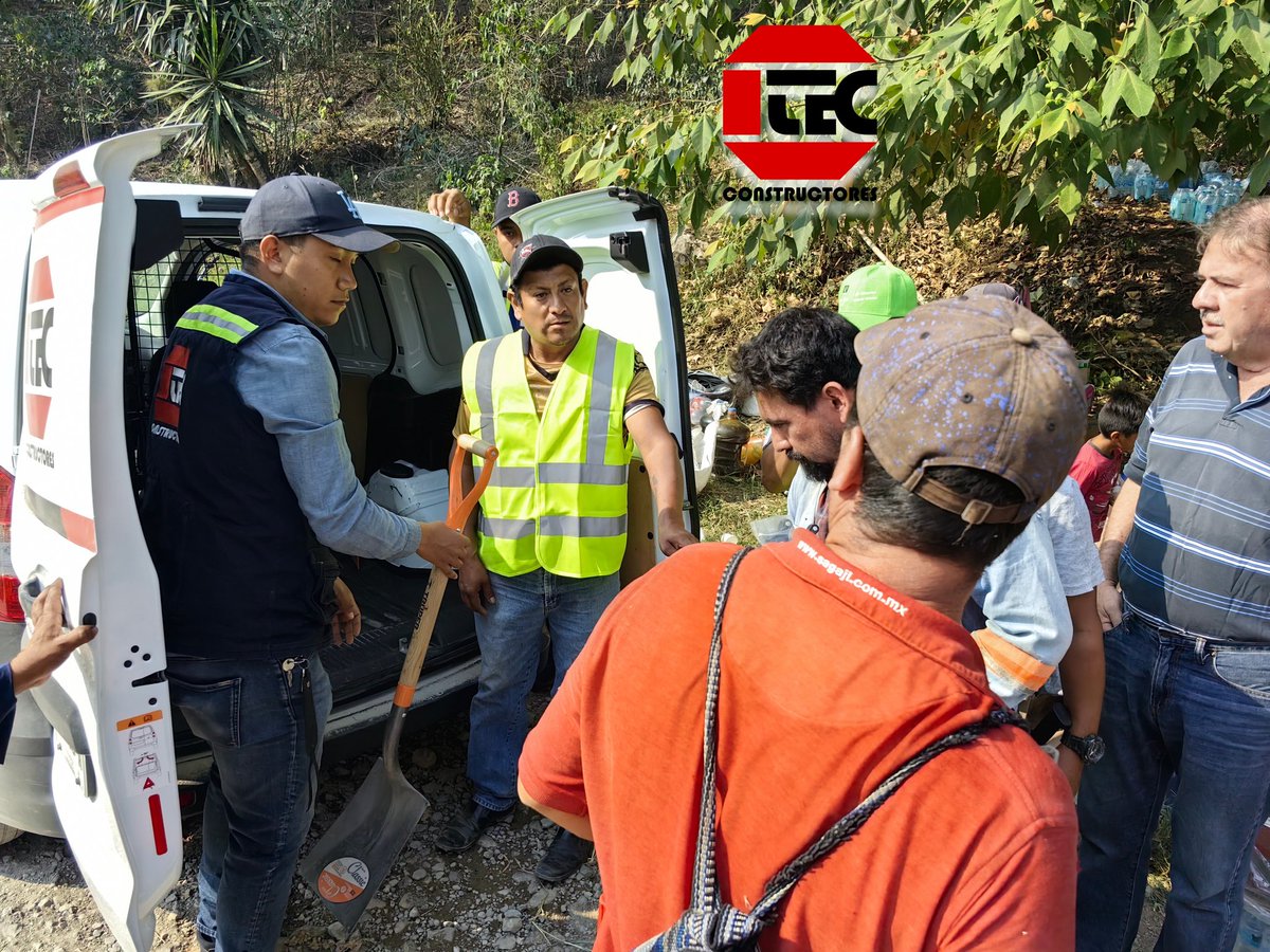 TEConstructores's tweet photo. 📌📢 #TEComunica

Llegamos hasta el #CentrodeAcopio ubicado en la comunidad de El Haya y entregamos herramientas 🔨🧰, medicamentos 🚑, agua y alimentos  a las mujeres y hombres encargados de hacer llegar este apoyo a las brigadas que están combatiendo los incendios 🔥en la zona https://t.co/WvNxHZwHlU
