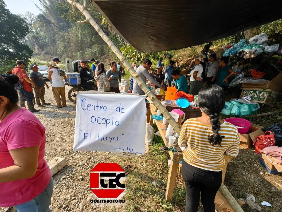 TEConstructores's tweet photo. 📌📢 #TEComunica

Llegamos hasta el #CentrodeAcopio ubicado en la comunidad de El Haya y entregamos herramientas 🔨🧰, medicamentos 🚑, agua y alimentos  a las mujeres y hombres encargados de hacer llegar este apoyo a las brigadas que están combatiendo los incendios 🔥en la zona https://t.co/WvNxHZwHlU