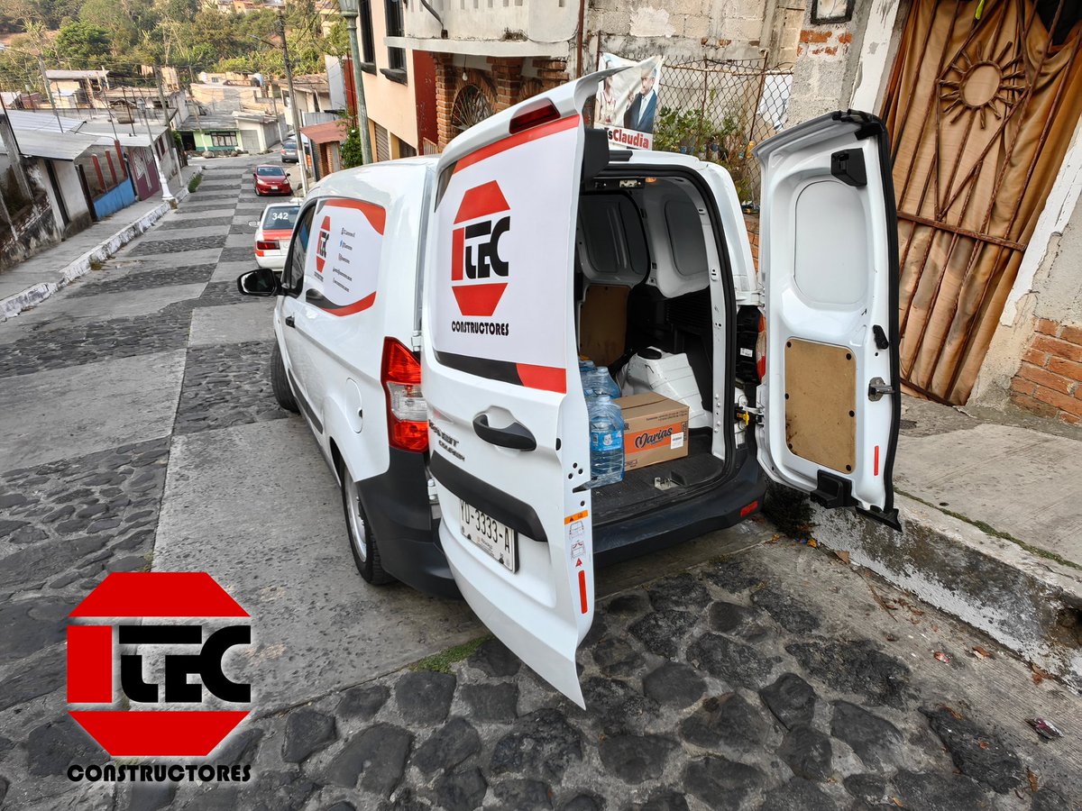 TEConstructores's tweet photo. 📌📢 #TEComunica

Llegamos hasta el #CentrodeAcopio ubicado en la comunidad de El Haya y entregamos herramientas 🔨🧰, medicamentos 🚑, agua y alimentos  a las mujeres y hombres encargados de hacer llegar este apoyo a las brigadas que están combatiendo los incendios 🔥en la zona https://t.co/WvNxHZwHlU