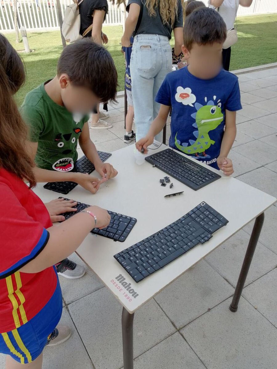 EmpresariosFEDA's tweet photo. Hoy, en el Día del Medio Ambiente, continúan las actividades de la VI Semana del Medio Ambiente organizada por la Asociación de Gestores Ambientales de Albacete #AGESAM, integrada en #FEDA.
Esta tarde, en la terraza de la Confederación de Empresarios, se ha celebrado el taller de reciclaje “Tus residuos son recursos”. Este taller tiene como propósito involucrar a los chavales en un consumo más responsable, incentivando el compromiso individual y colectivo.
Como objetivo, se busca que los pequeños y pequeñas, tras este taller, sean capaces de buscar alternativas y reaprovechar elementos procedentes de los objetos en desuso y, con un poco de imaginación, concebir nuevos usos y alargar la vida útil de los materiales. Durante la actividad han realizado un marco de fotos con materiales reciclados.
https://t.co/OjhXwK7cHo
#FEDAAsociaciones #SemanaMedioAmbienteAGESAM