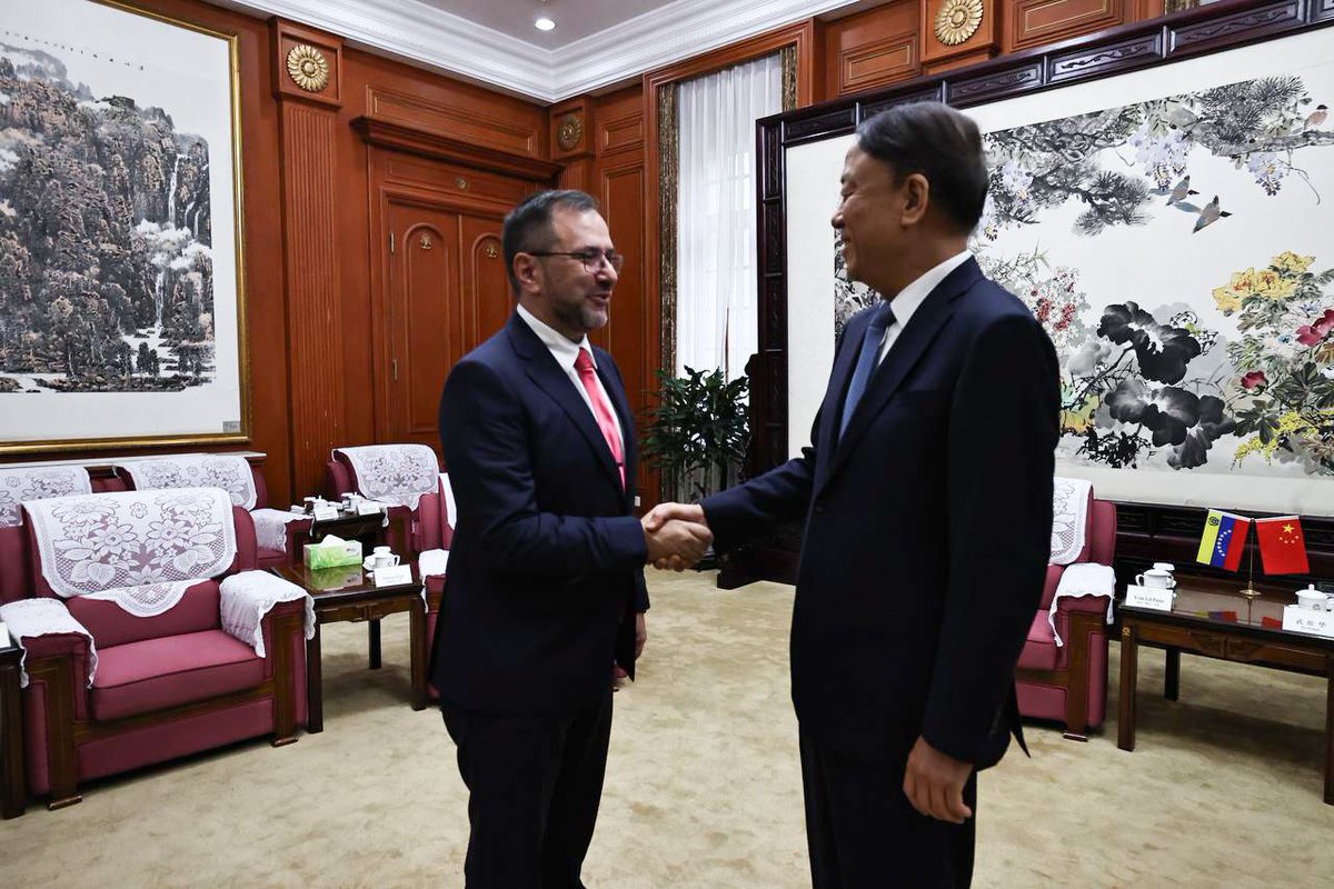 yvangil's tweet photo. Seguimos avanzando en la consolidación de las relaciones bilaterales y la amistad entre China y Venezuela. Sostuvimos una reunión con el Vicepresidente de la Asamblea Popular Nacional de China, Wu Weihua, donde dialogamos sobre asuntos de interés compartido y exploramos vías para fortalecer la integración entre nuestras instituciones.
