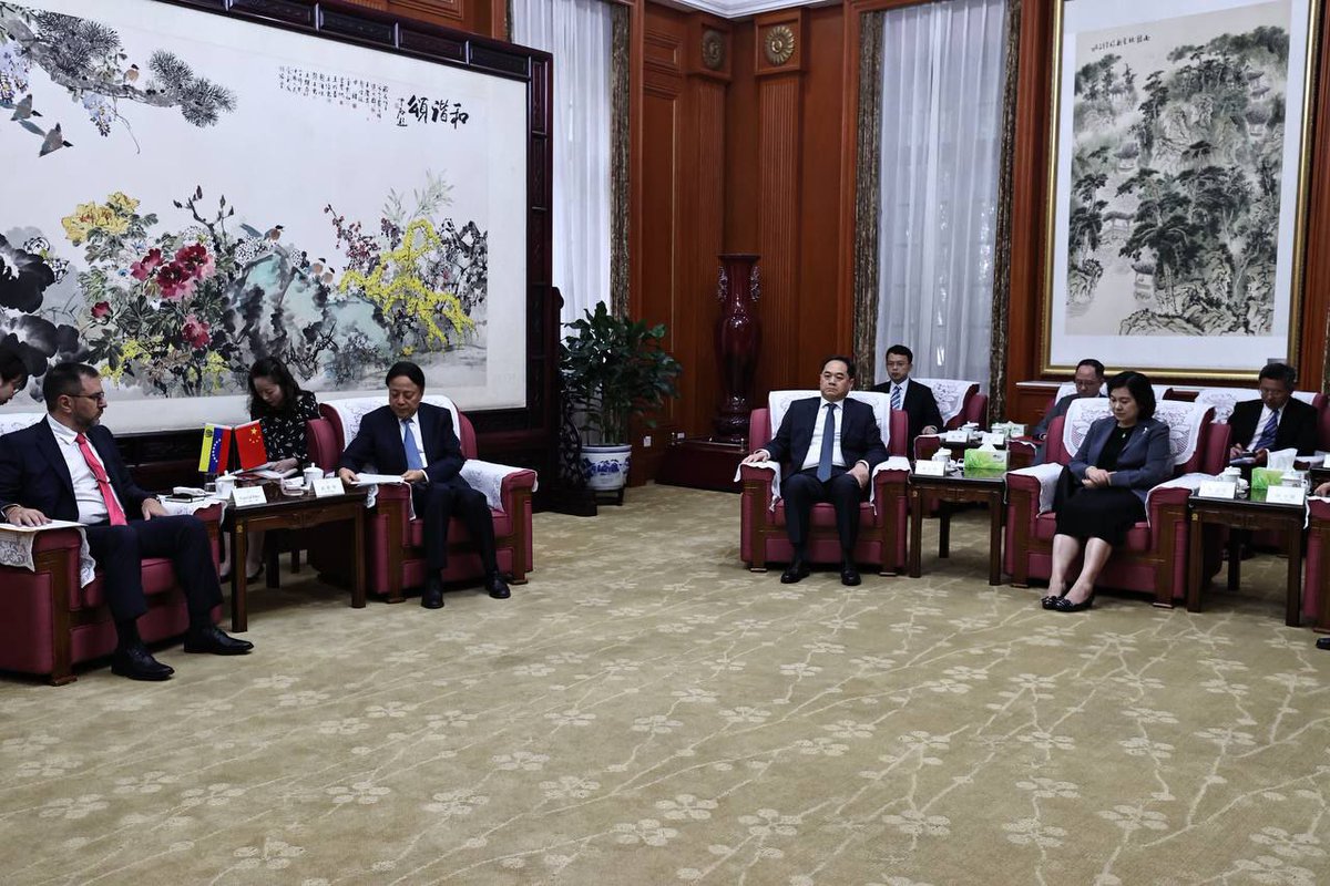 yvangil's tweet photo. Seguimos avanzando en la consolidación de las relaciones bilaterales y la amistad entre China y Venezuela. Sostuvimos una reunión con el Vicepresidente de la Asamblea Popular Nacional de China, Wu Weihua, donde dialogamos sobre asuntos de interés compartido y exploramos vías para fortalecer la integración entre nuestras instituciones.