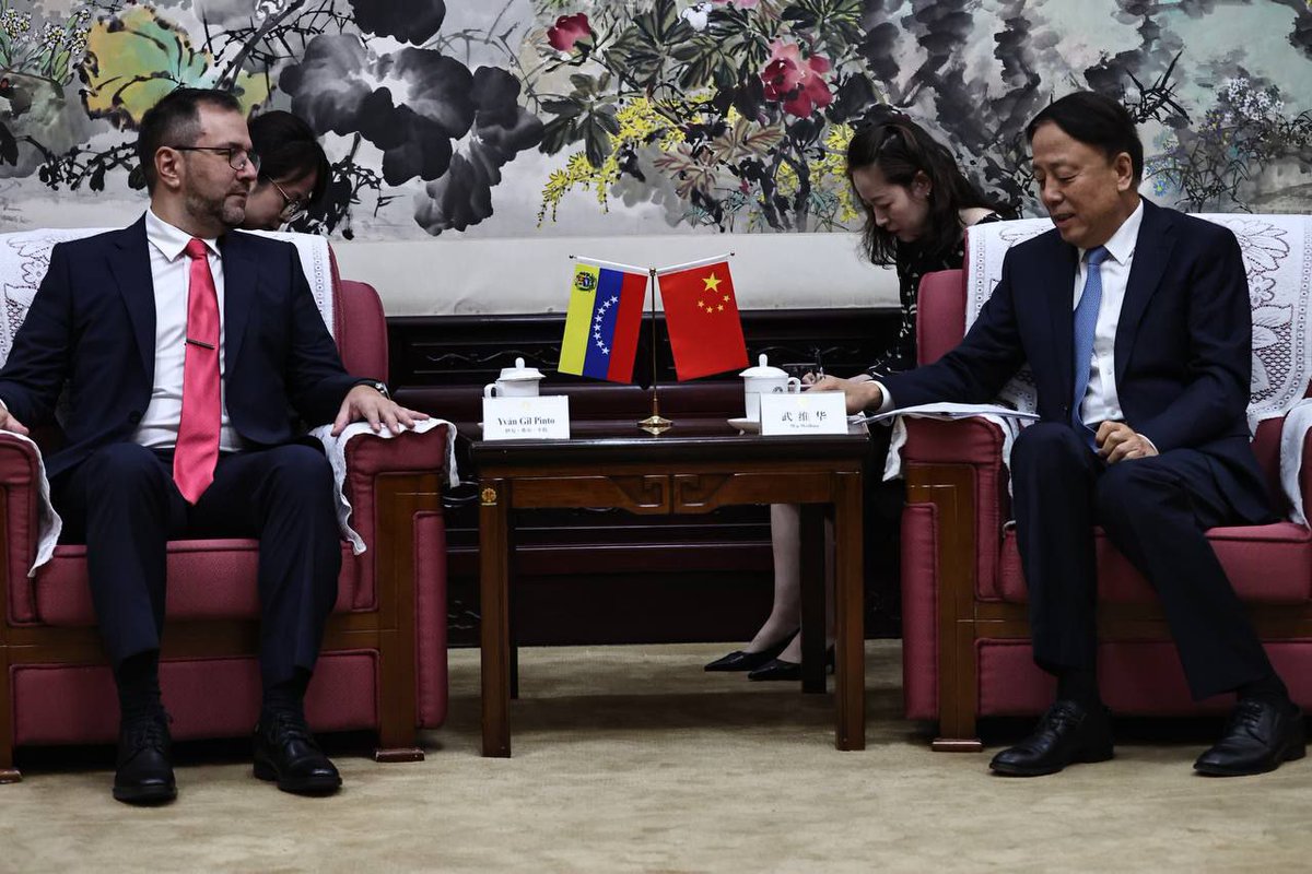 yvangil's tweet photo. Seguimos avanzando en la consolidación de las relaciones bilaterales y la amistad entre China y Venezuela. Sostuvimos una reunión con el Vicepresidente de la Asamblea Popular Nacional de China, Wu Weihua, donde dialogamos sobre asuntos de interés compartido y exploramos vías para fortalecer la integración entre nuestras instituciones.