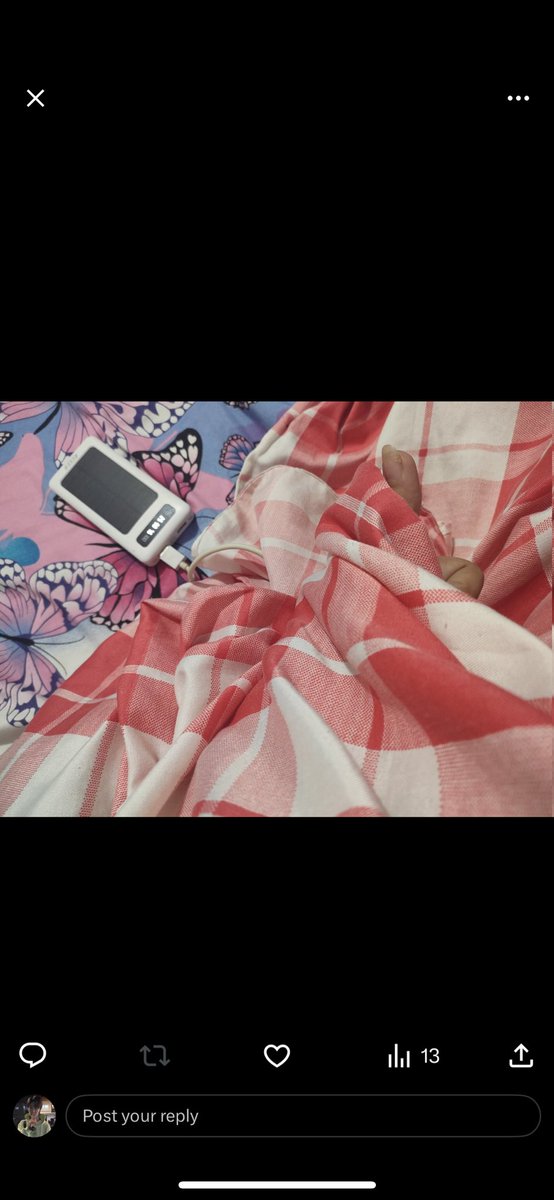 hellokittyhao's tweet photo. gago same power bank din 😭 for context, i was trying to sell my power bank to her bc i bought the wrong model for my phone. third pic is from her priv acc https://t.co/xZNCy8f58k