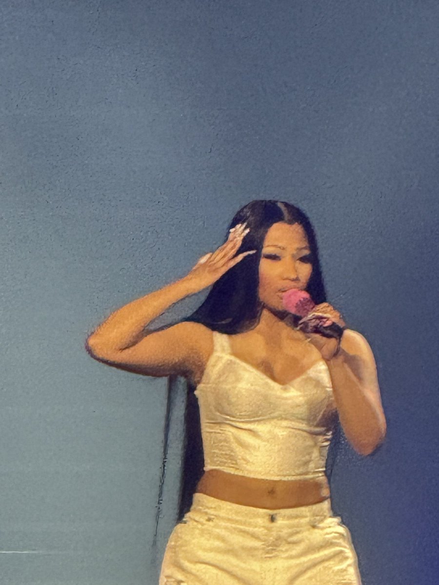 orange_mo0n's tweet photo. Saw the Queen in Paris ! #pinkfridaytour @NICKIMINAJ π https://t.co/W05vfzTt7R