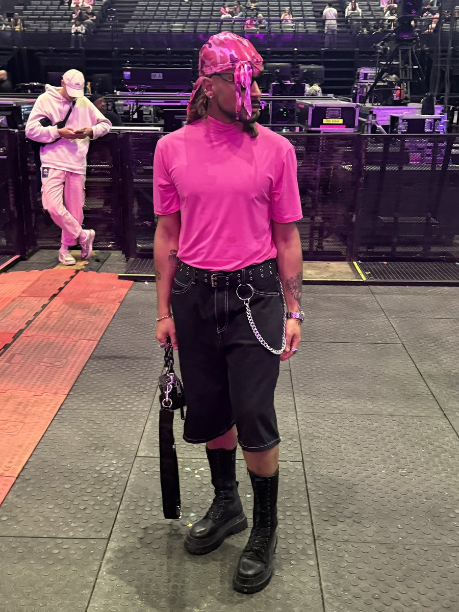 orange_mo0n's tweet photo. Saw the Queen in Paris ! #pinkfridaytour @NICKIMINAJ π https://t.co/W05vfzTt7R