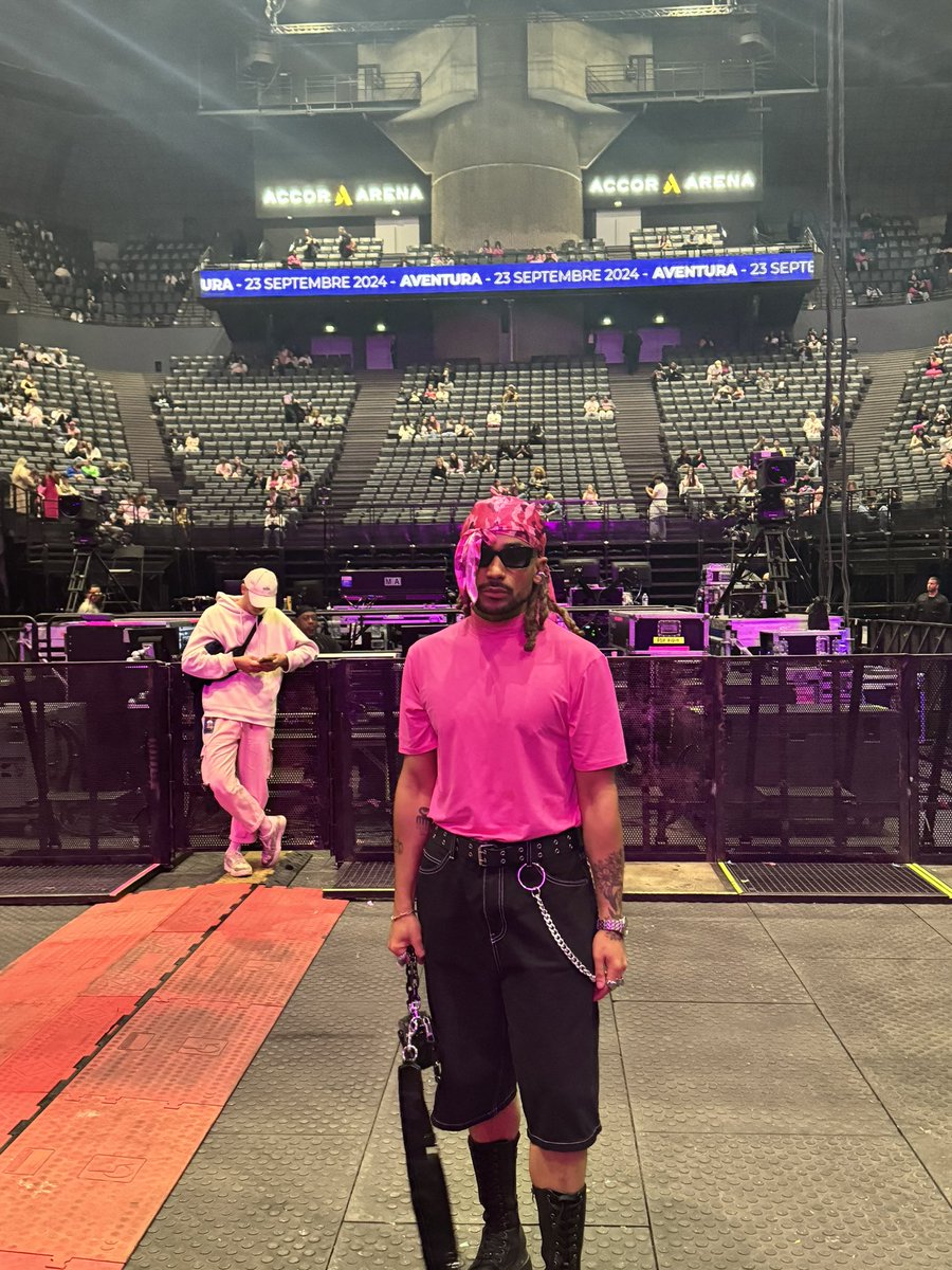 orange_mo0n's tweet photo. Saw the Queen in Paris ! #pinkfridaytour @NICKIMINAJ π https://t.co/W05vfzTt7R