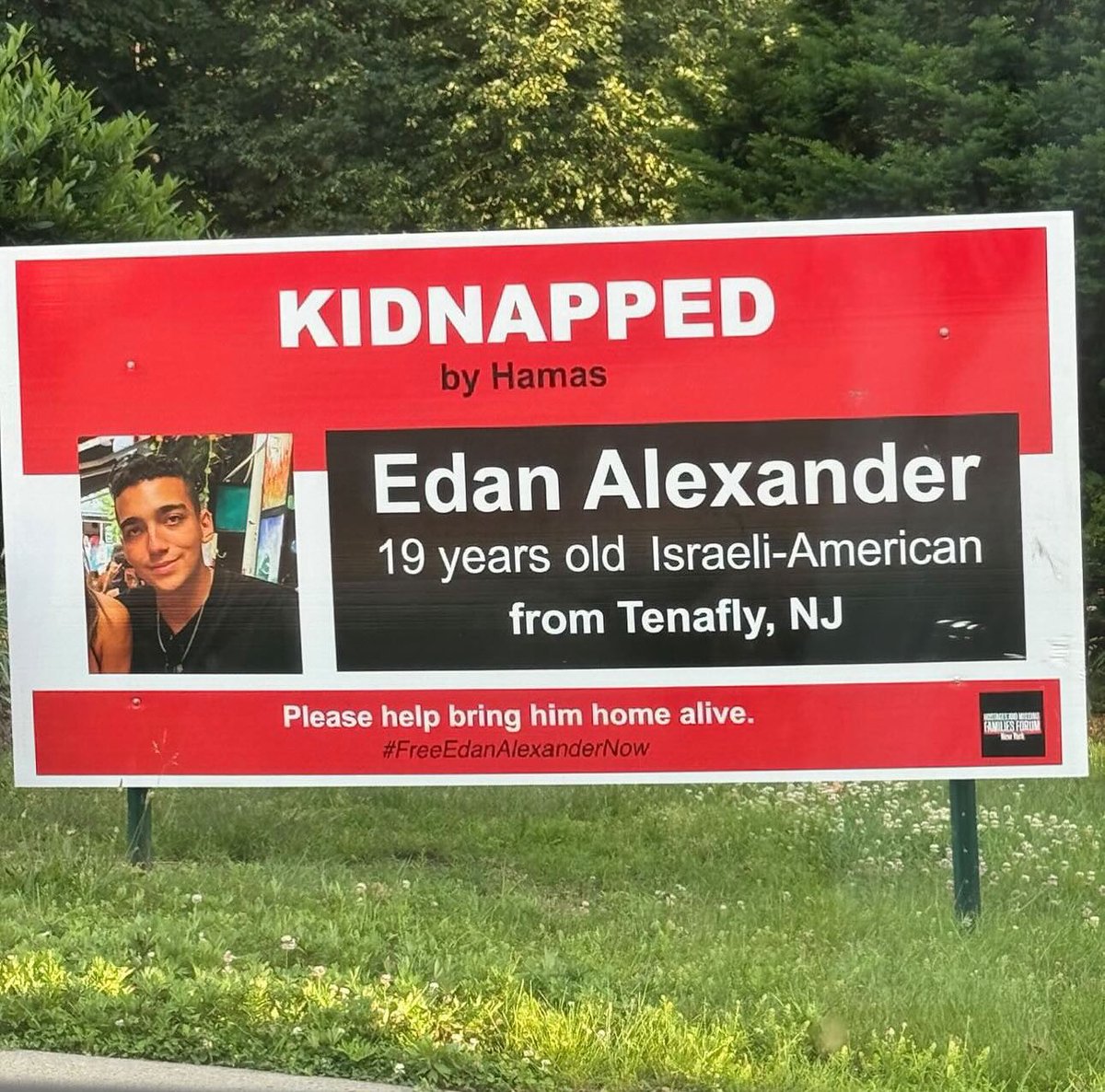 MichaelRapaport's tweet photo. Edan Alexander was born in Tel Aviv and grew up in Tenafly, New Jersey!!!!

After graduation from high school, instead of going to college like all of his classmates, Edan decided to go to Israel as a lone soldier.

Edan has been held hostage for almost 8months in GAZA.
Edan is was raised in NEW JERSEY & Edan shouldn’t be in GAZA, he should be released immediately and returned alive to his family along with all the other hostages from 22 Countries.

@bring_edan_home now!

Bring them all home now🎗️