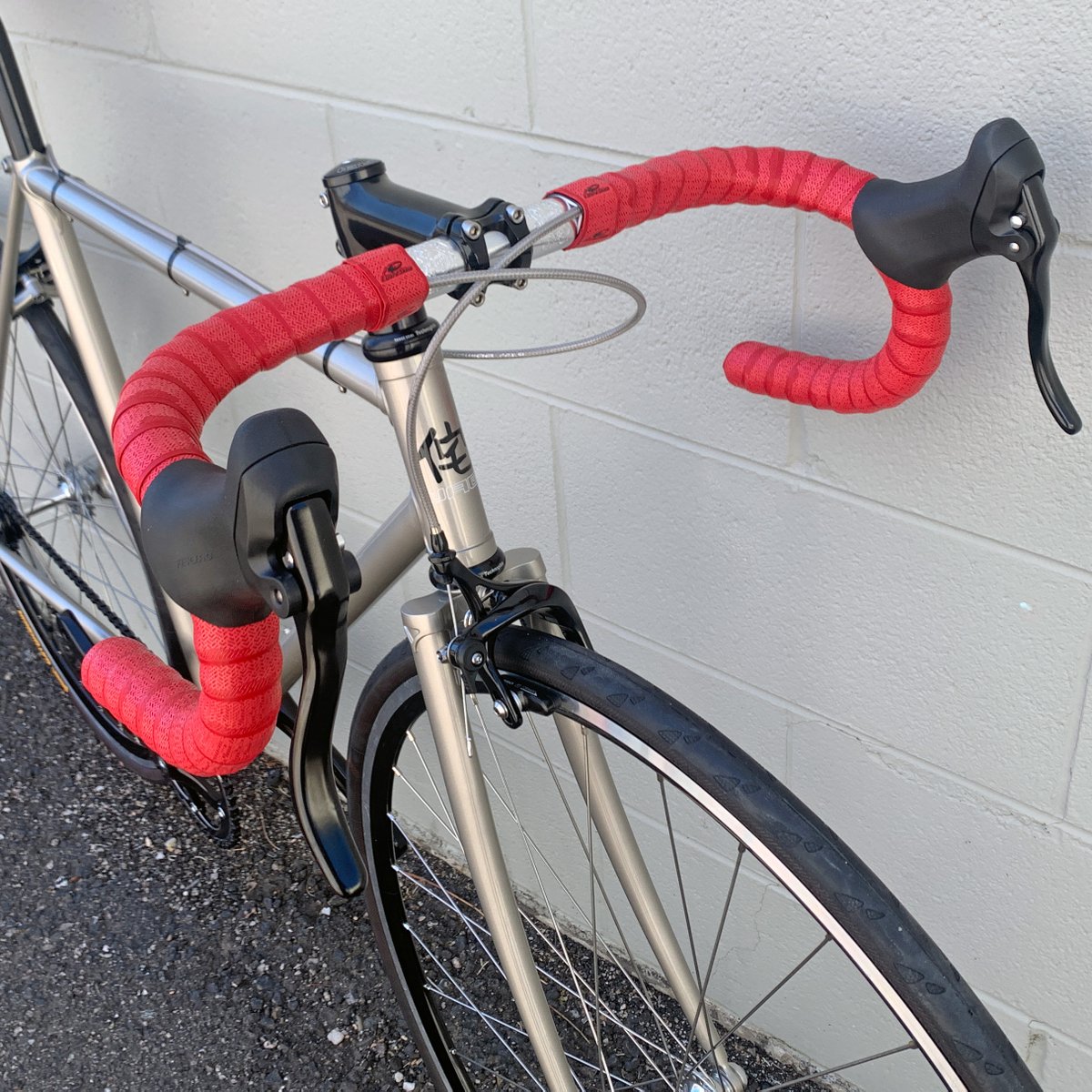 wabicycles's tweet photo. Mixing it up. We always like it when customers go for a particular look. Here we have black stock components with a silver Nitto Noodle bar, red Lizard Skins tape and titanium braided housing on Titanium Gray Special. https://t.co/tBLYE2M8Ih