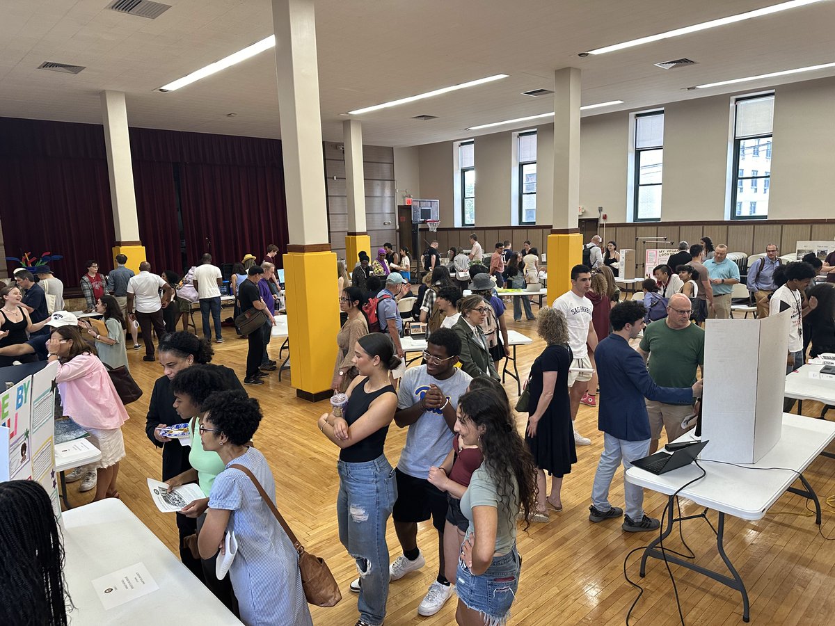 Amazing job to our Seniors during yesterday’s Senior Project Night! From topics ranging from A Love Letter to Hoboken to Investigating Reporting- there was never a dull moment for the nearly 100 attendees as they spoke with student presenters.

#TheHudsonSchool #THSUpperSchool