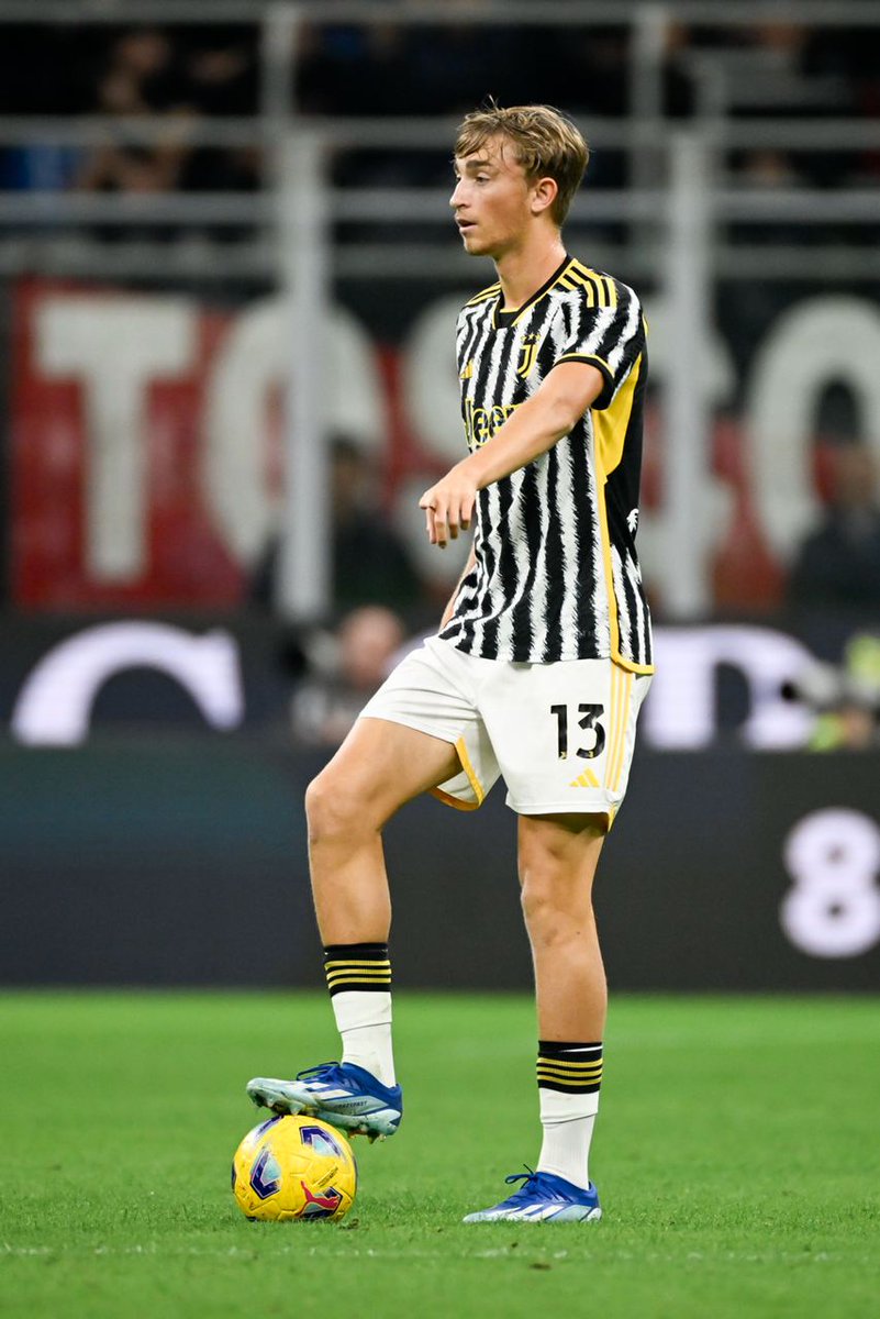 juventusfc's tweet photo. Kenan Yildiz e Dean Huijsen candidati al premio #GoldenBoy 2024! ⚪️⚫️ https://t.co/cDleHzT37k