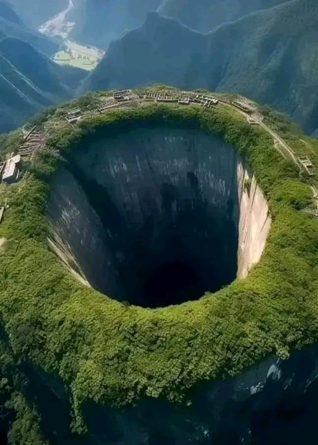 Lapnin195313's tweet photo. Xiaozhai Tiankang, the world's deepest natural well, is in Penji, China, reaching 662m deep and housing 1,300 species.
#XiaozhaiTiankang #Penji #China #NaturalWonder #DeepestWell #GeologicalMarvel #Biodiversity #UndergroundForest #Nature #Wildlife https://t.co/OCWoi3OqW1
