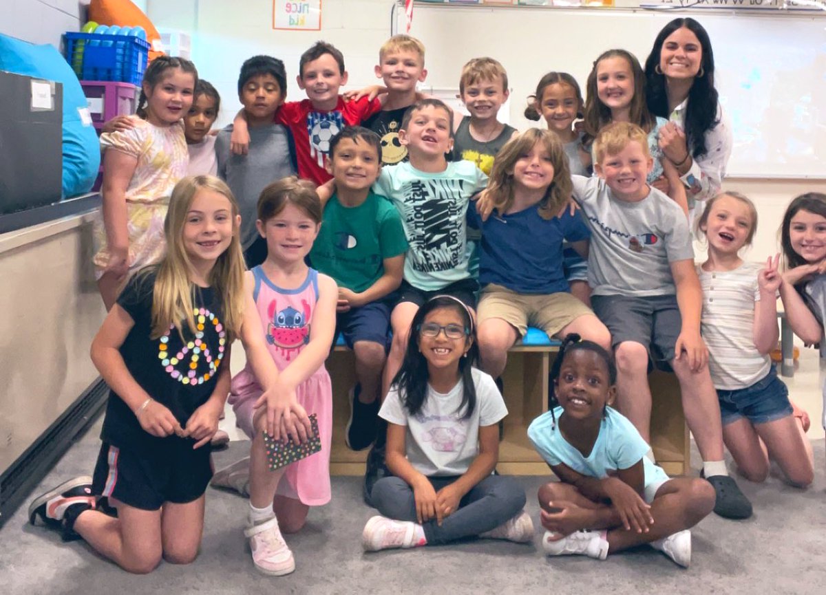 MissSavage142's tweet photo. Year 4 you were good to me- loved these first graders SO much! I don’t want to say goodbye❤️😭 @KerkstraCougars #GreatHappensHere https://t.co/d5TS0E8QMn