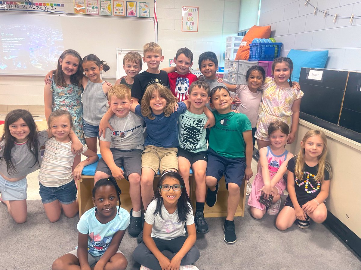 MissSavage142's tweet photo. Year 4 you were good to me- loved these first graders SO much! I don’t want to say goodbye❤️😭 @KerkstraCougars #GreatHappensHere https://t.co/d5TS0E8QMn