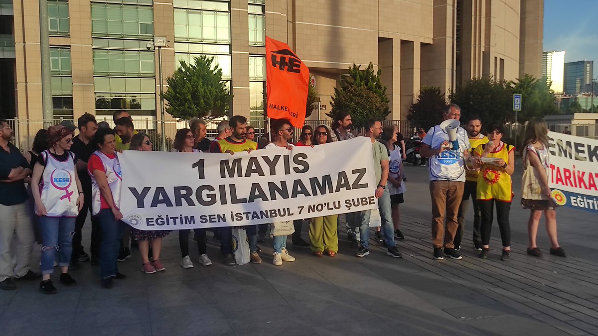 Halkevleri's tweet photo. 1 Mayıs Yargılanamaz!
1 Mayıs'a katıldığı için tutuklama talebiyle mahkemeye sevk edilen Eğitim Sen'li Yakup Kaya için adli kontrolle serbest bırakılma kararı çıktı.
Tutuklu arkadaşlarımızı da alacağız.
#HepsiniAlacağız https://t.co/s7MU0apHgq