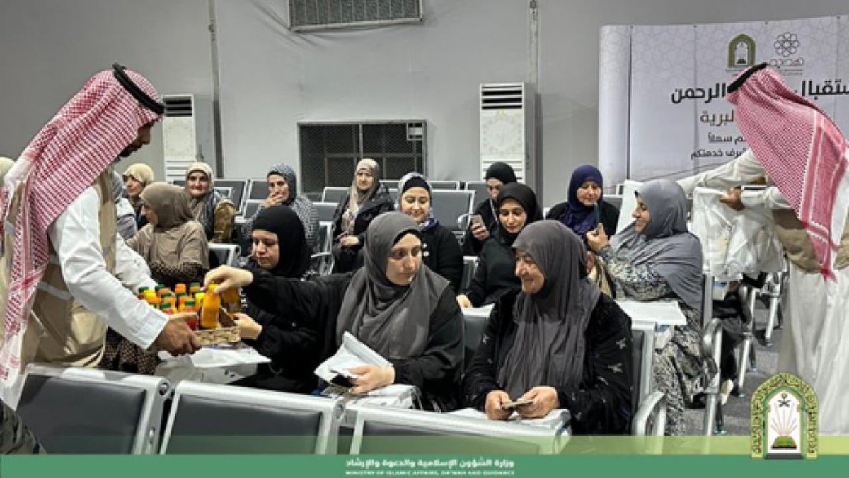 Saudi_MoiaEN's tweet photo. The #Ministry_of_Islamic_Affairs, Dawah and Guidance, represented by its branch in the #Eastern_Region, received, from the 20th until yesterday Tuesday the 27th of Dhul-Qi’dah, 1445 AH, more than 1,800 pilgrims from different nationalities, arriving through Al-Batha Border Port with the sisterly United Arab of Emirates.
#Readily_and_tranquility
#Islamic_Affairs_Hajj1445
https://t.co/r0vn3l1YD2