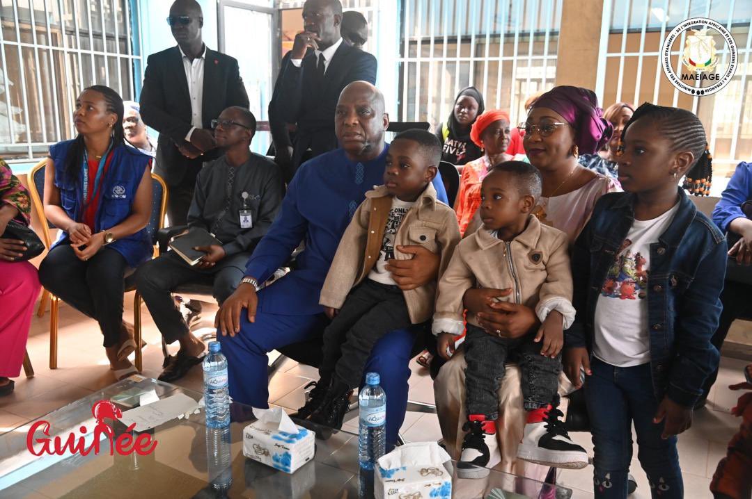 OIMGuinee's tweet photo. Le centre de transit des migrants de JP2 à conakry a reçu ce matin la visite des ministres du @MAEIAGE_Guinee et de la promotion féminine, venus saluer et apporter leur soutien aux migrants guinéens venus d’Egypte. 
Un geste de solidarité et de fraternité #migrants #Guinee #MPRR https://t.co/QsJd3HKrDt