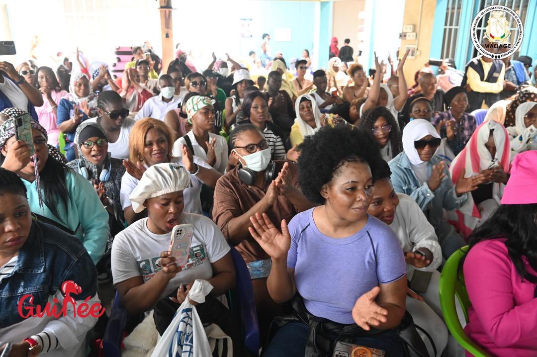 OIMGuinee's tweet photo. Le centre de transit des migrants de JP2 à conakry a reçu ce matin la visite des ministres du @MAEIAGE_Guinee et de la promotion féminine, venus saluer et apporter leur soutien aux migrants guinéens venus d’Egypte. 
Un geste de solidarité et de fraternité #migrants #Guinee #MPRR https://t.co/QsJd3HKrDt