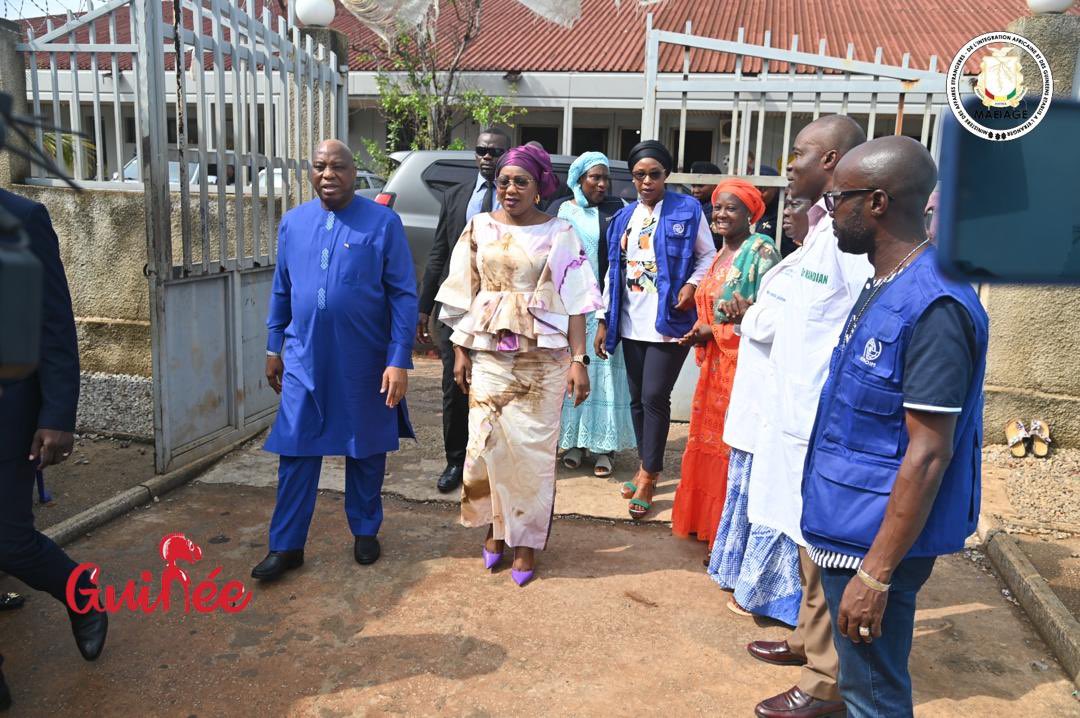 OIMGuinee's tweet photo. Le centre de transit des migrants de JP2 à conakry a reçu ce matin la visite des ministres du @MAEIAGE_Guinee et de la promotion féminine, venus saluer et apporter leur soutien aux migrants guinéens venus d’Egypte. 
Un geste de solidarité et de fraternité #migrants #Guinee #MPRR https://t.co/QsJd3HKrDt
