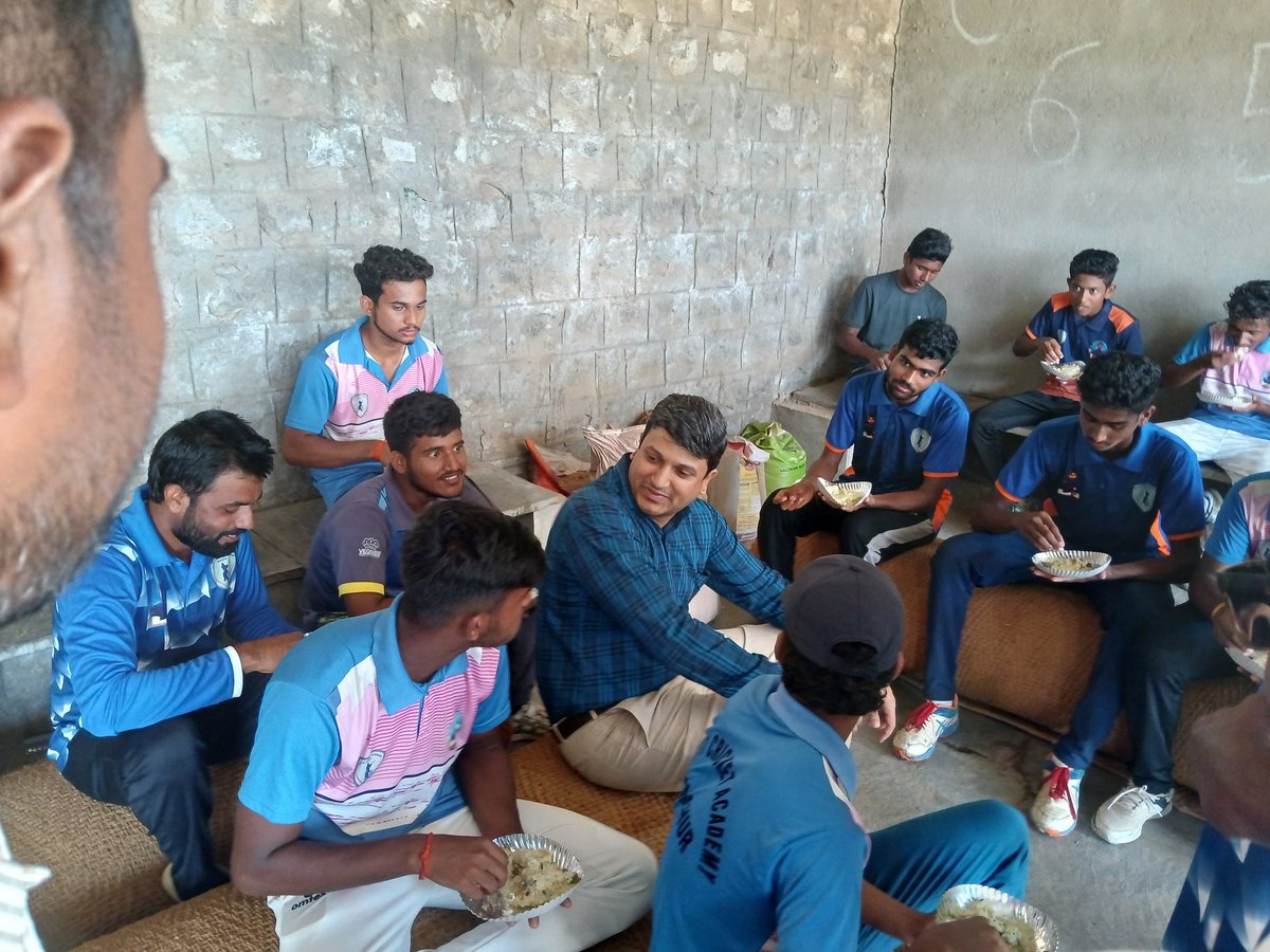 ZillaRaichur's tweet photo. ರಾಯಚೂರು ‌ತಾಲೂಕಿನ ಬಿಜನಗೇರಾ ಗ್ರಾಮದ ಕರ್ನಾಟಕ ರಾಜ್ಯ ಕ್ರಿಕೆಟ್ ‌ಕ್ರೀಡಾಂಗಣದಲ್ಲಿ ವಿಶ್ವ ಪರಿಸರ ದಿನಾಚರಣೆ ಅಂಗವಾಗಿ ಗಿಡ ನೆಟ್ಟು ನೀರೆರೆದು ಮಾತನಾಡಿದ, ಅವರು 'ಮನೆಗೊಂದು ಮರ, ಊರಿಗೊಂದು ವನವನ್ನು ಬೆಳೆಸಬೇಕೆಂದು‌ ಜಿ.ಪಂ ಸಿಇಒ ಶ್ರೀ‌ ಪಾಂಡ್ವೆ ರಾಹುಲ್ ತುಕಾರಾಮ ರವರು ತಿಳಿಸಿದರು.‌‌ @CommrMGNREGSK @CeoRaichur @MgnregsK https://t.co/TMafNTgQjH